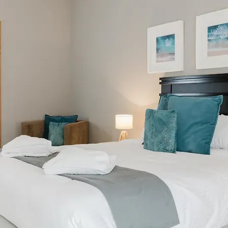 Family Duplex W Shared Pool By Homely Apartment